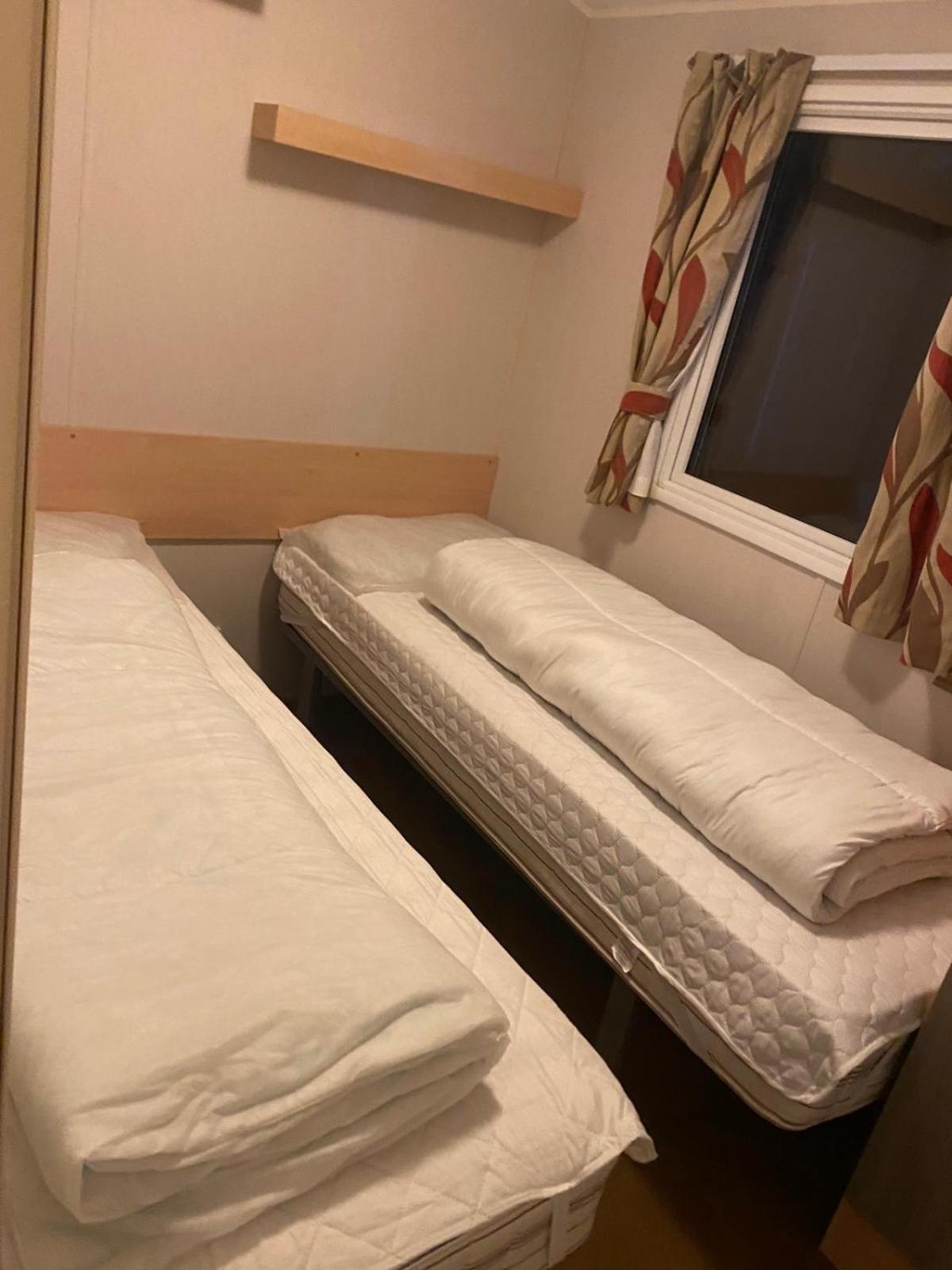 Great 8 Berth Caravan For Hire At Seawick Holiday Park In Essex Ref 27227Sw Clacton-on-Sea Kültér fotó