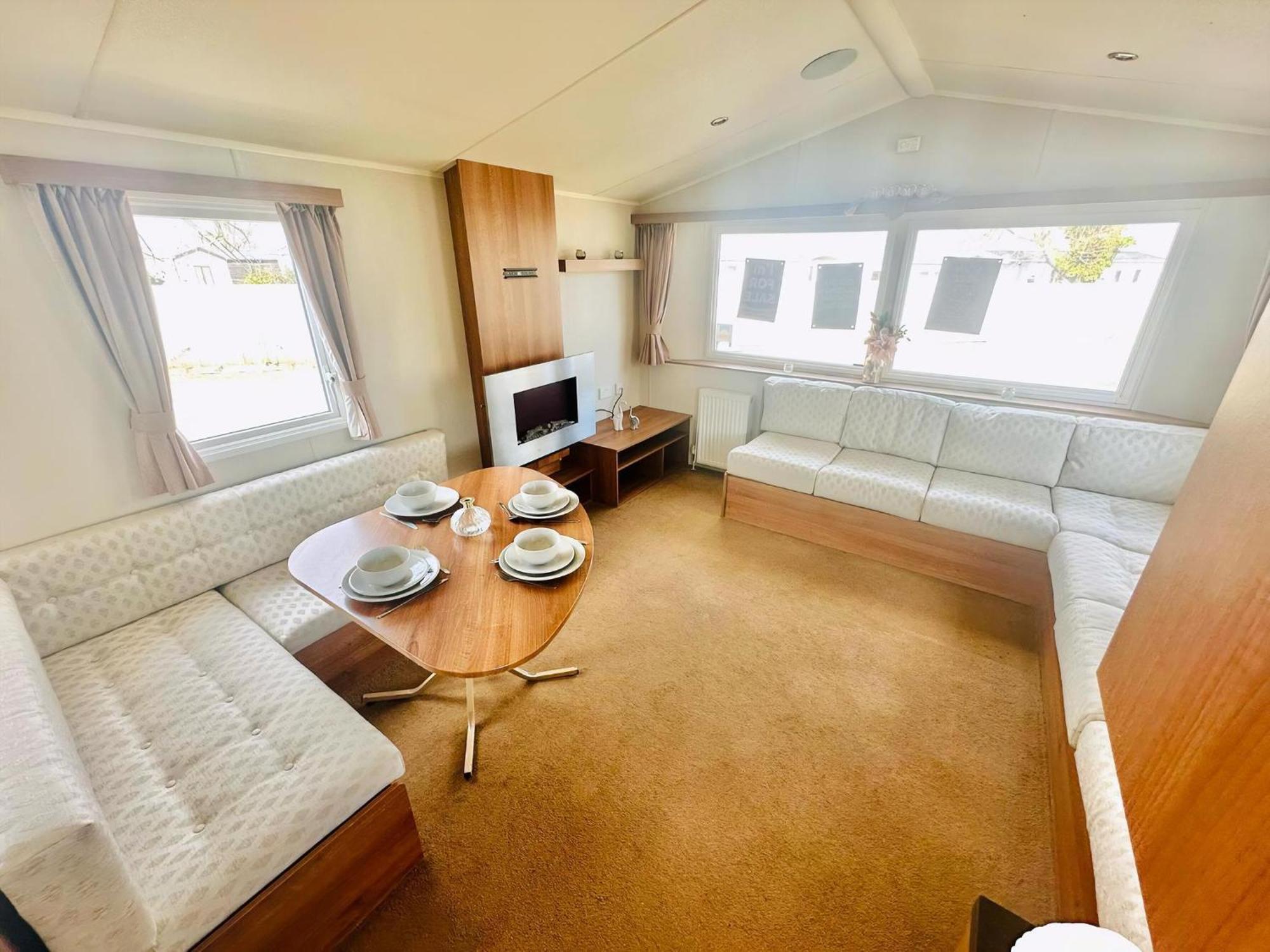 Great 8 Berth Caravan For Hire At Seawick Holiday Park In Essex Ref 27227Sw Clacton-on-Sea Kültér fotó