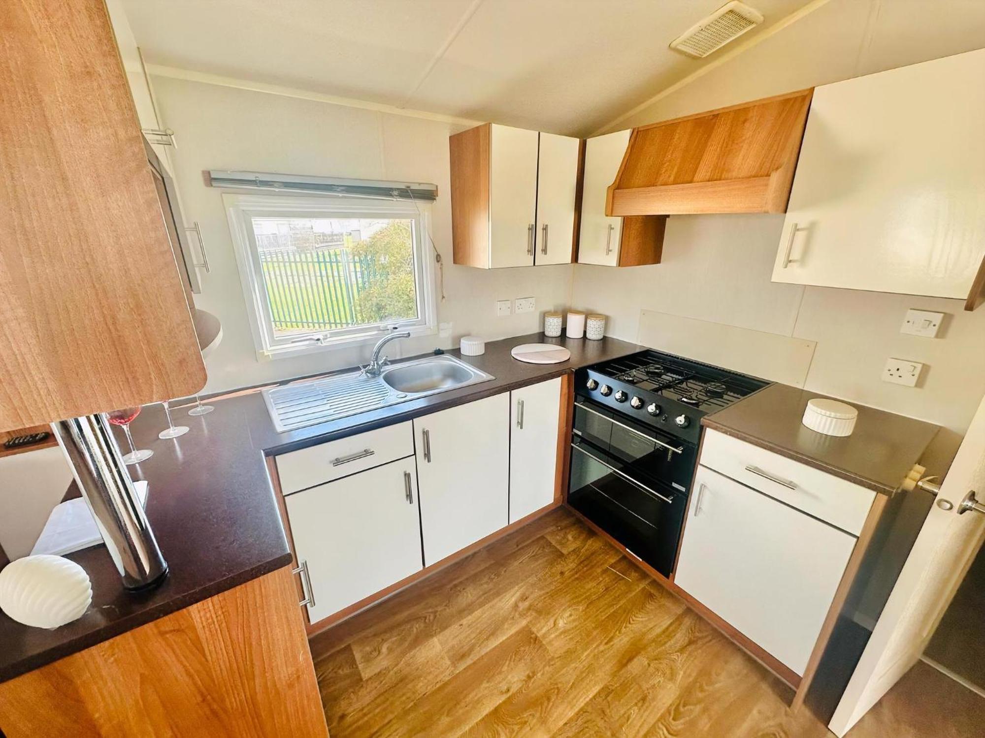Great 8 Berth Caravan For Hire At Seawick Holiday Park In Essex Ref 27227Sw Clacton-on-Sea Kültér fotó
